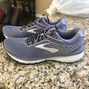 Women’s brooks